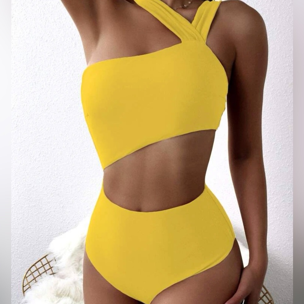 NWOT Cut Out Wait One Piece Swimsuit